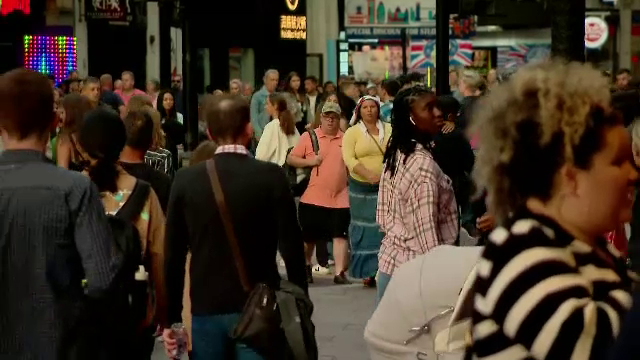 Care e atmosfera pe străzile Londrei la trei zile după moartea reginei Elisabeta a II-a. Poliția a luat măsuri stricte