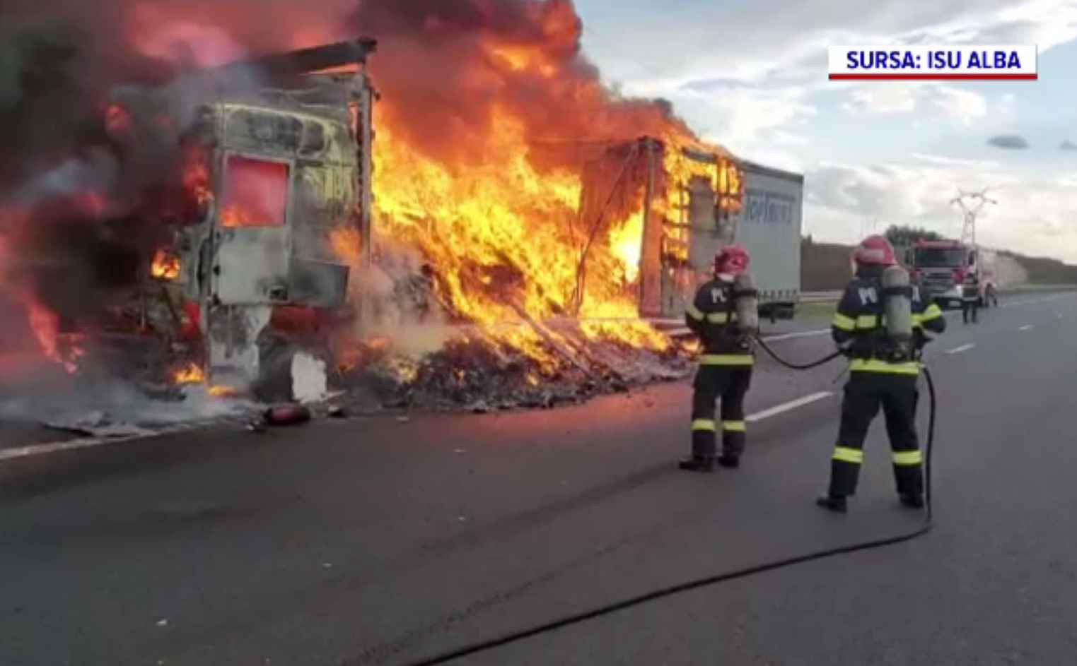 Un TIR încărcat cu textile a ars ca o torță, aproape de Aiud