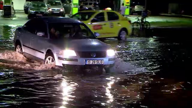 Străzi inundate la Iași. Ce au pățit șoferii care au încercat să înainteze prin apă