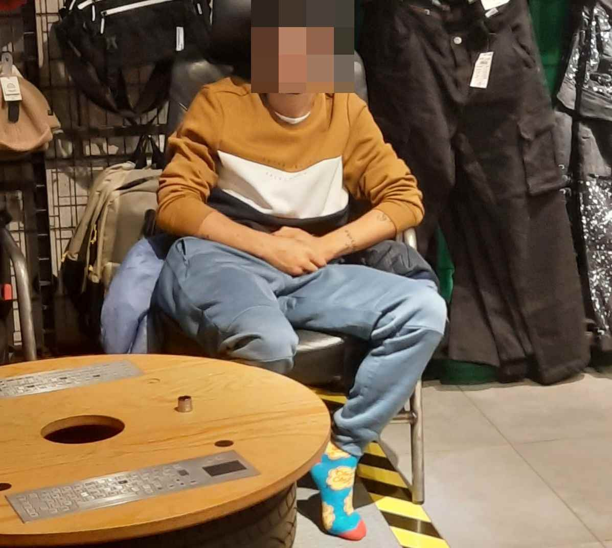 Tânăr din Timișoara, prins cu adidașii furați în picioare, după ce a revenit în același magazin