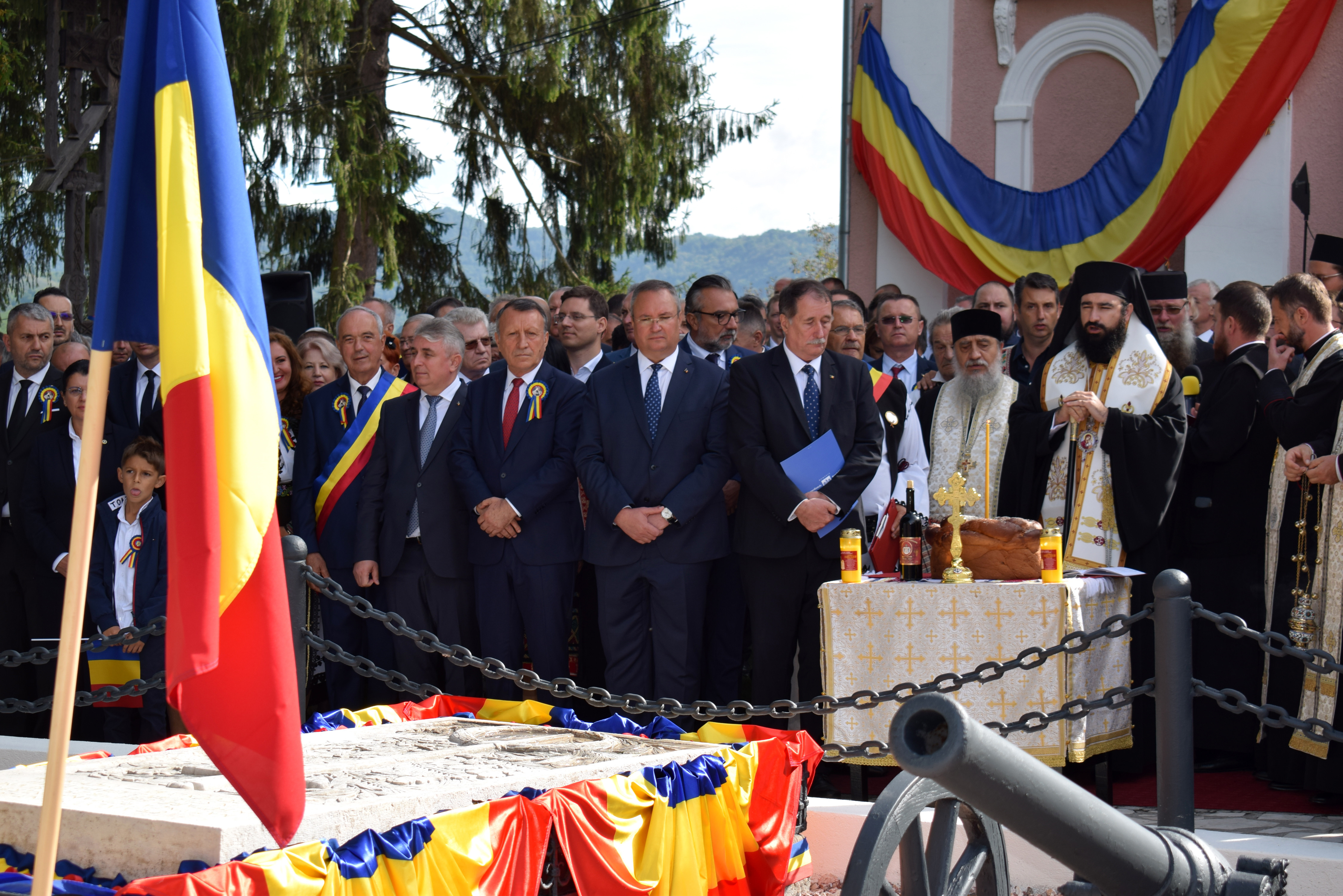 Nicolae Ciucă, huiduit la discursul de la Țebea. ”Un fel de presimțire îmi spune că viitorul este nesigur”