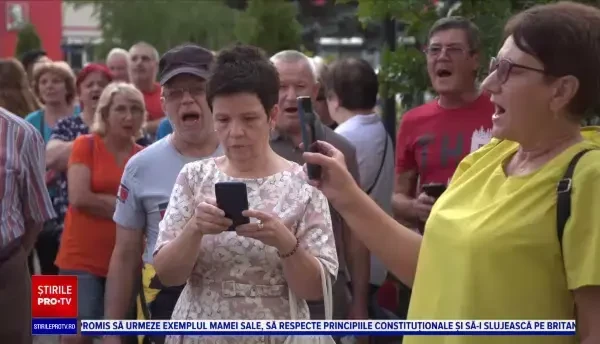 Sute de oameni protestează în centrul Ploieştiului faţă de lipsa apei calde. Manifestanții cer soluţii