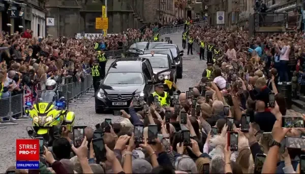 Scoțienii și-au luat rămas bun de la regina Elisabeta a II-a. ”Durerea este preţul pe care îl plătim pentru iubire”