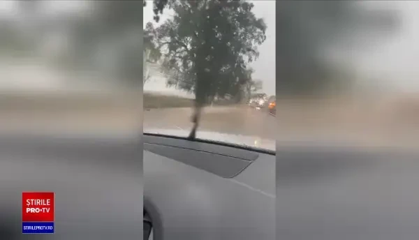 Străzi inundate la Iași. Ce au pățit șoferii care au încercat să înainteze prin apă