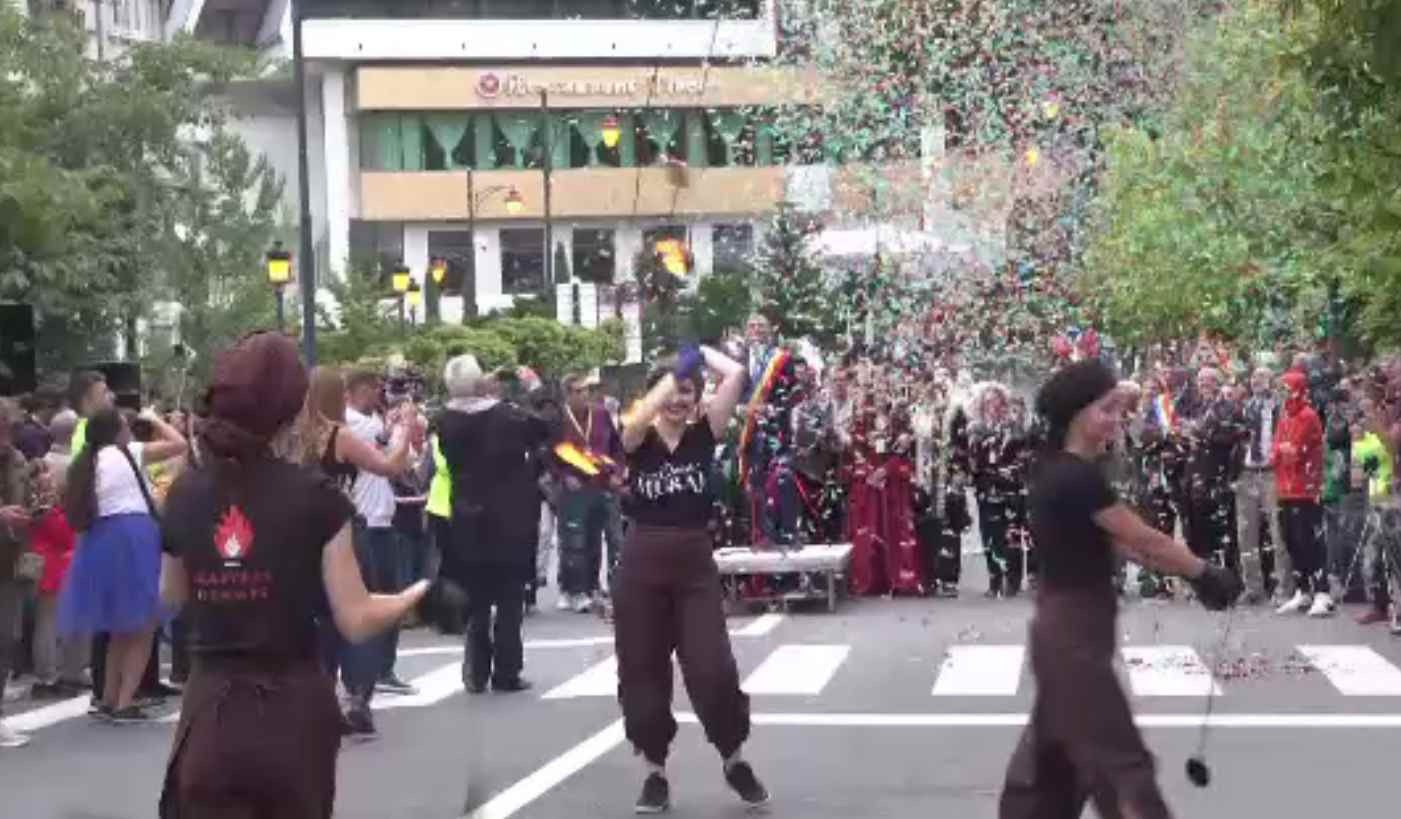 Spectacol de culori la Sinaia, cu artiști populari, maeștrii ai flăcărilor, mașini de epocă și fanfară