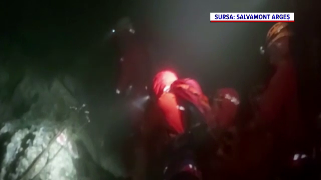 Operațiune dificilă în Argeș. 20 de salvamontiști au recuperat un bărbat care a căzut într-o râpă