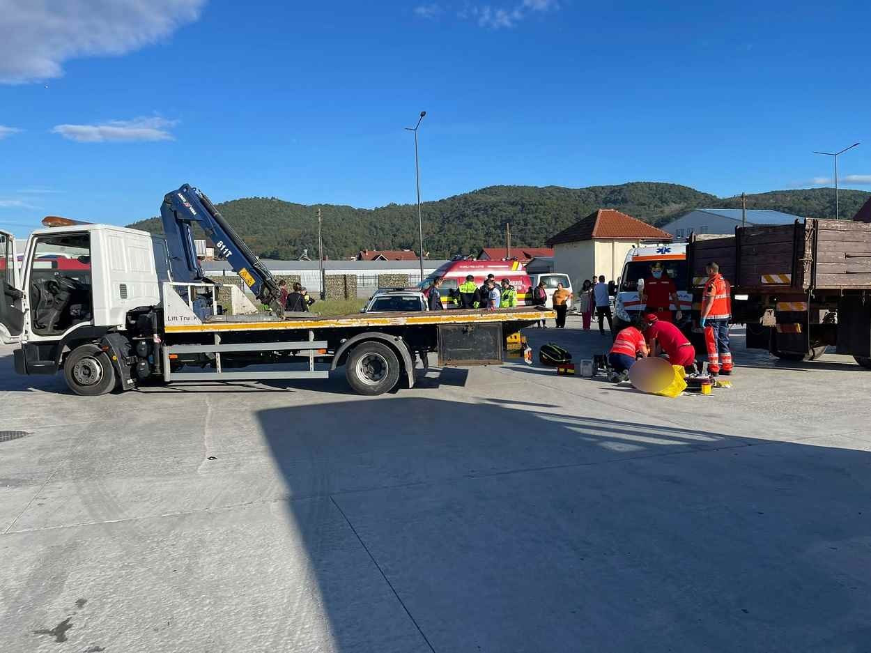 Un bărbat a murit după ce a fost prins între două maşini, în curtea unei societăţi comerciale din Vâlcea