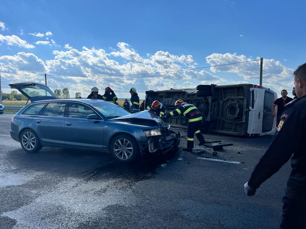 Accident între un microbuz și o mașină, în Satu Mare. A fost activat Planul Roșu FOTO