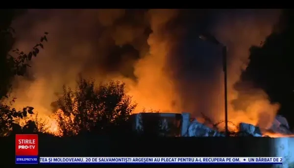 Un depozit cu mase plastice a fost cuprins de flăcări, în București. 18 echipaje de pompieri au intervenit