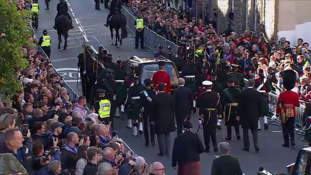 Momentul în care prințul Andrew este huiduit la cortegiul reginei Elisabeta a II-a. Poliția a reținut o persoană