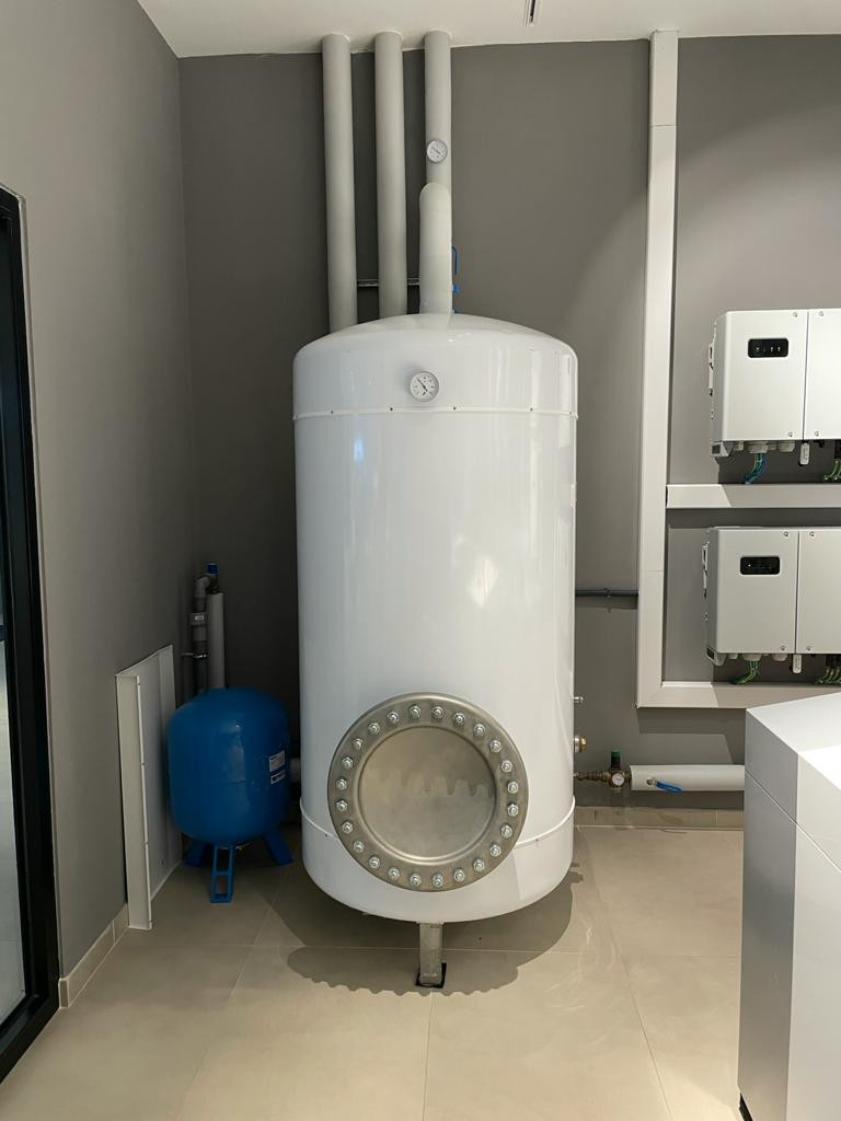 (P) Răspunsul la criza energetică a constructorului unui bloc din centrul Ploieștiului