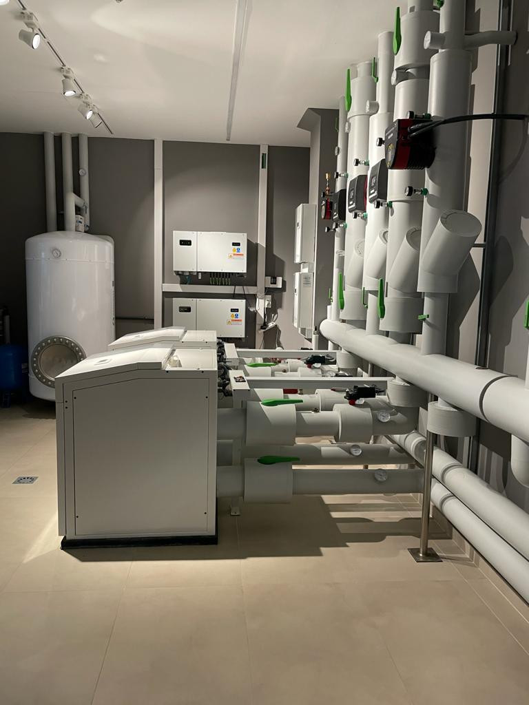 (P) Răspunsul la criza energetică a constructorului unui bloc din centrul Ploieștiului