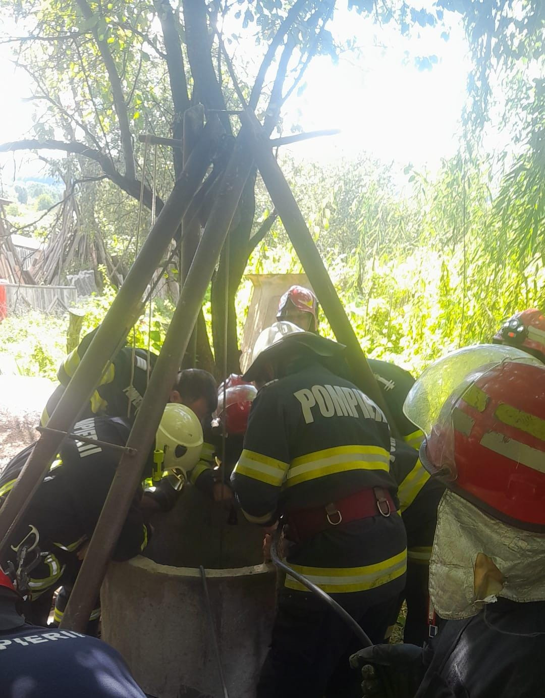 Două persoane au căzut într-o fântână adâncă de peste opt metri. Un bărbat a murit FOTO
