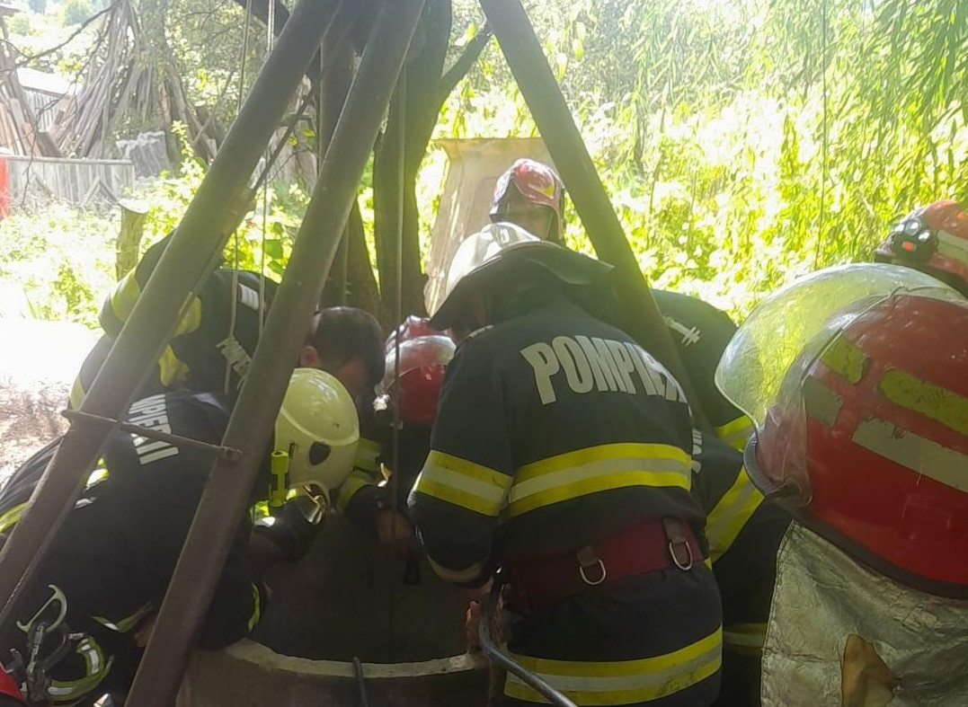 Femeie din Neamț, salvată după ce a căzut la 10 metri adâncime într-o fântână