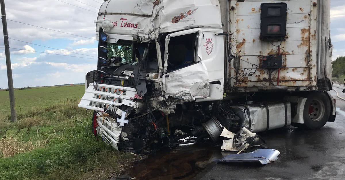 Accident între două TIR-uri și o mașină, pe DN1A. Există scurgeri de substanțe periculoase, traficul este blocat FOTO