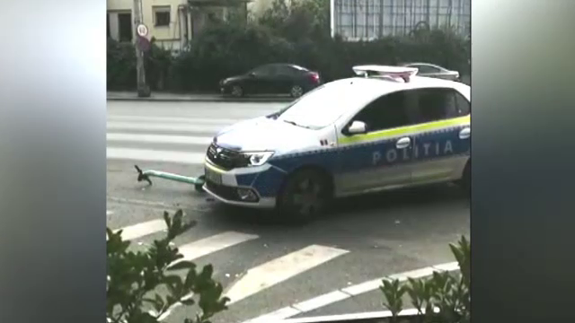 Accident neobișnuit în București. Cum ar fi rănit o mașină de poliție un tânăr aflat pe o trotinetă electrică