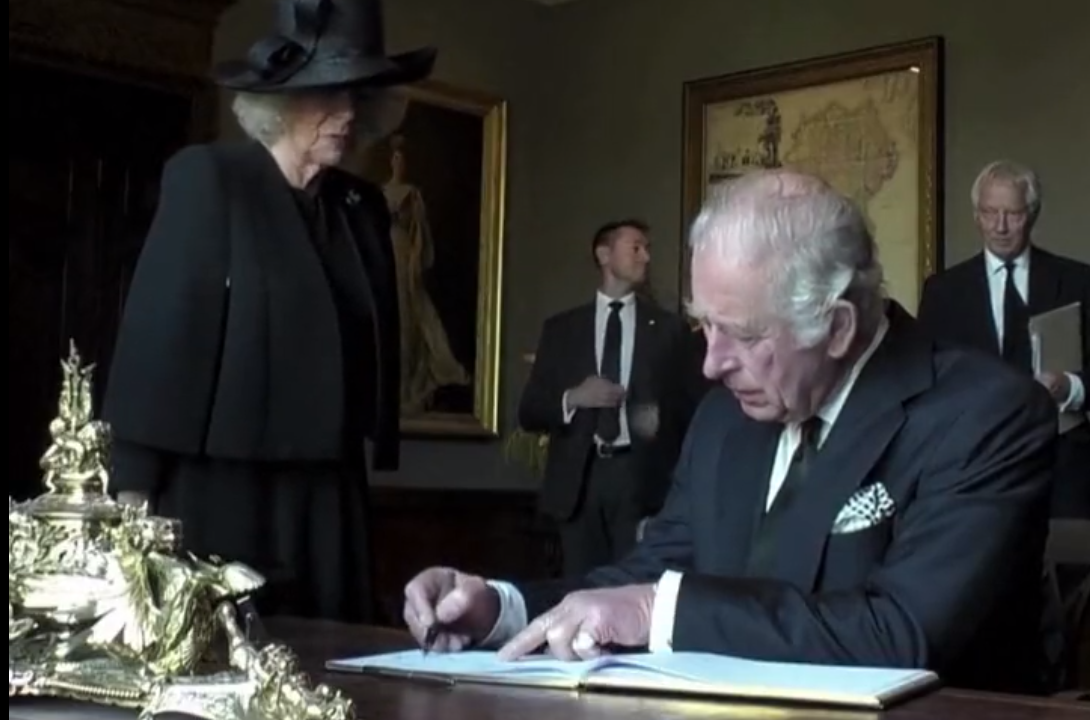 Regele Charles, iritat de un stilou defect în timpul ceremoniei de semnare a unor documente. VIDEO