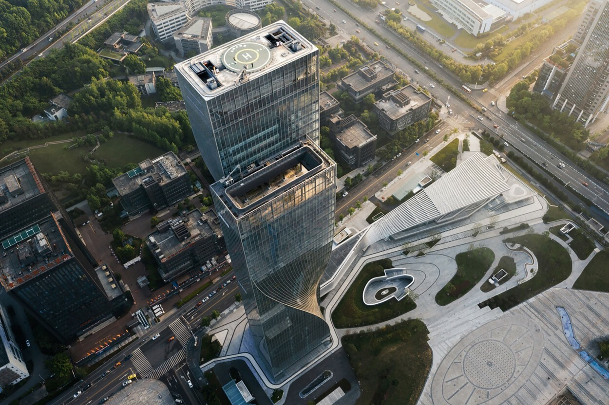 Una dintre cele mai inedite clădiri a fost inaugurată în China. Are 39 de etaje și a fost inspirată de aurora boreală. FOTO