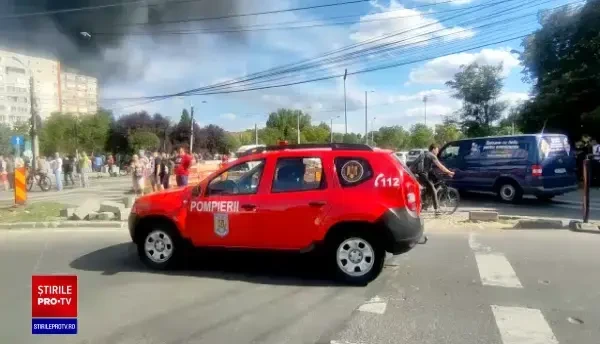 Incendiu la un bloc dintr-un complex studențesc din Timișoara. Acoperișul a luat foc