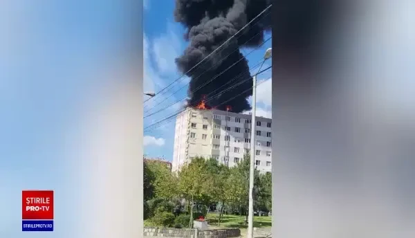 Incendiu la un bloc din apropierea Stadionului „Dan Păltinişanu”, din Timișoara. Cel puțin o butelie a explodat VIDEO