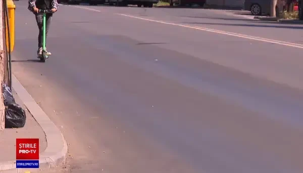 Accident neobișnuit în București. Cum ar fi rănit o mașină de poliție un tânăr aflat pe o trotinetă electrică