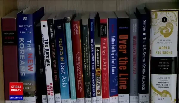 Studenții din România învață limbi străine de la nativi. Facultatea unde se predă coreeană după o carte despre trupa BTS