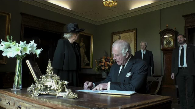 Regele Charles, iritat de un stilou defect la semnarea unor documente în Irlanda de Nord