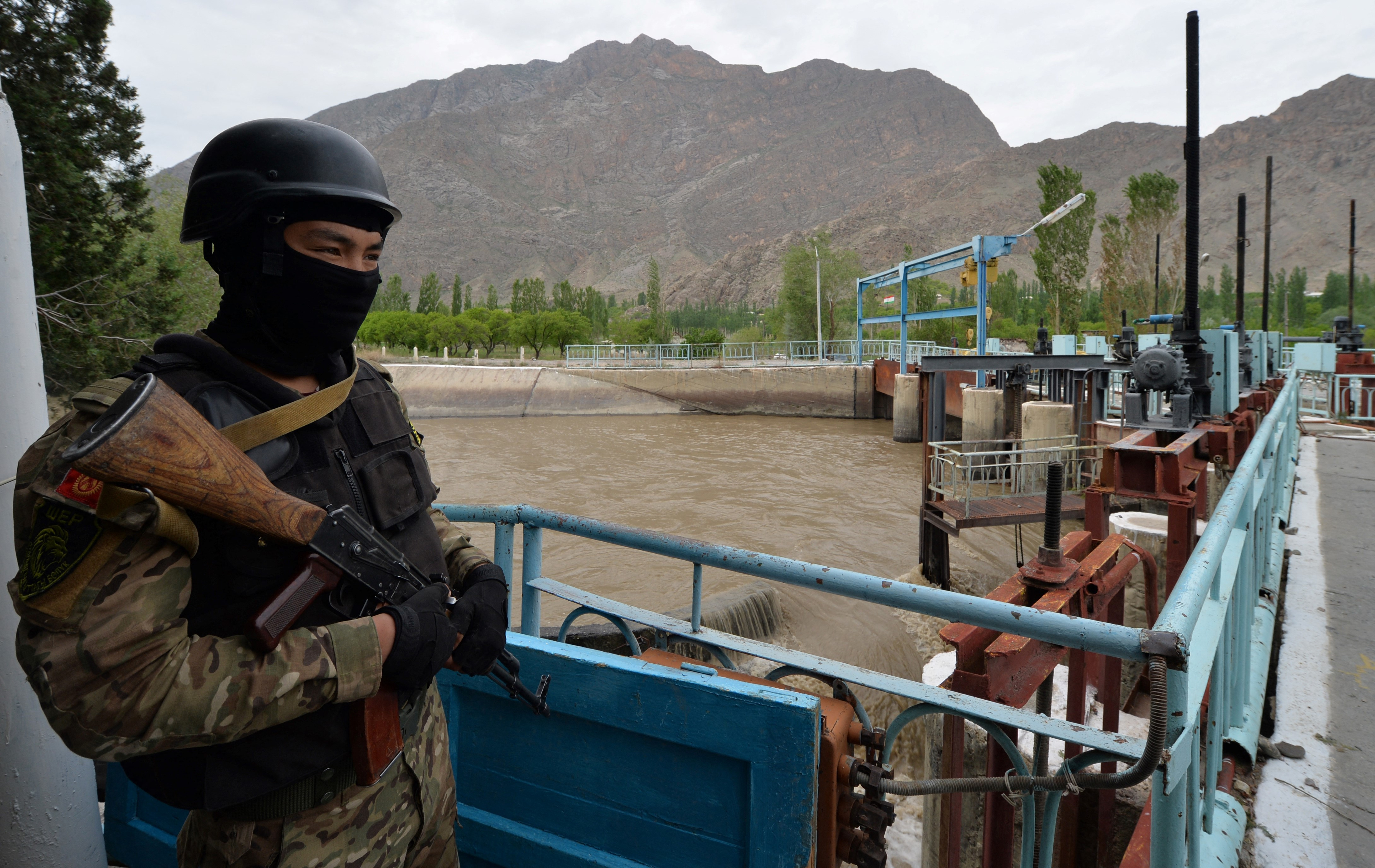 Ciocniri armate la frontiera dintre Kîrgîzstan şi Tadjikistan. Cel puțin doi grăniceri au fost răniți