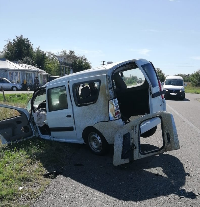 Accident grav pe un drum județean. Doi soți au murit și un copil a fost transportat de urgență cu elicopterul la spital. FOTO