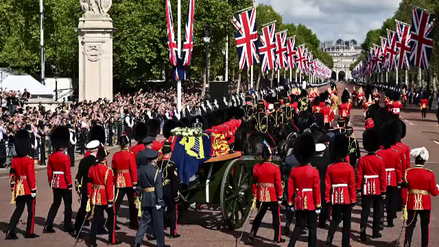 Emoție apăsătoare în Londra. Pelerinii s-au așezat de luni noapte la coadă pentru a-și lua rămas bun de la Regină