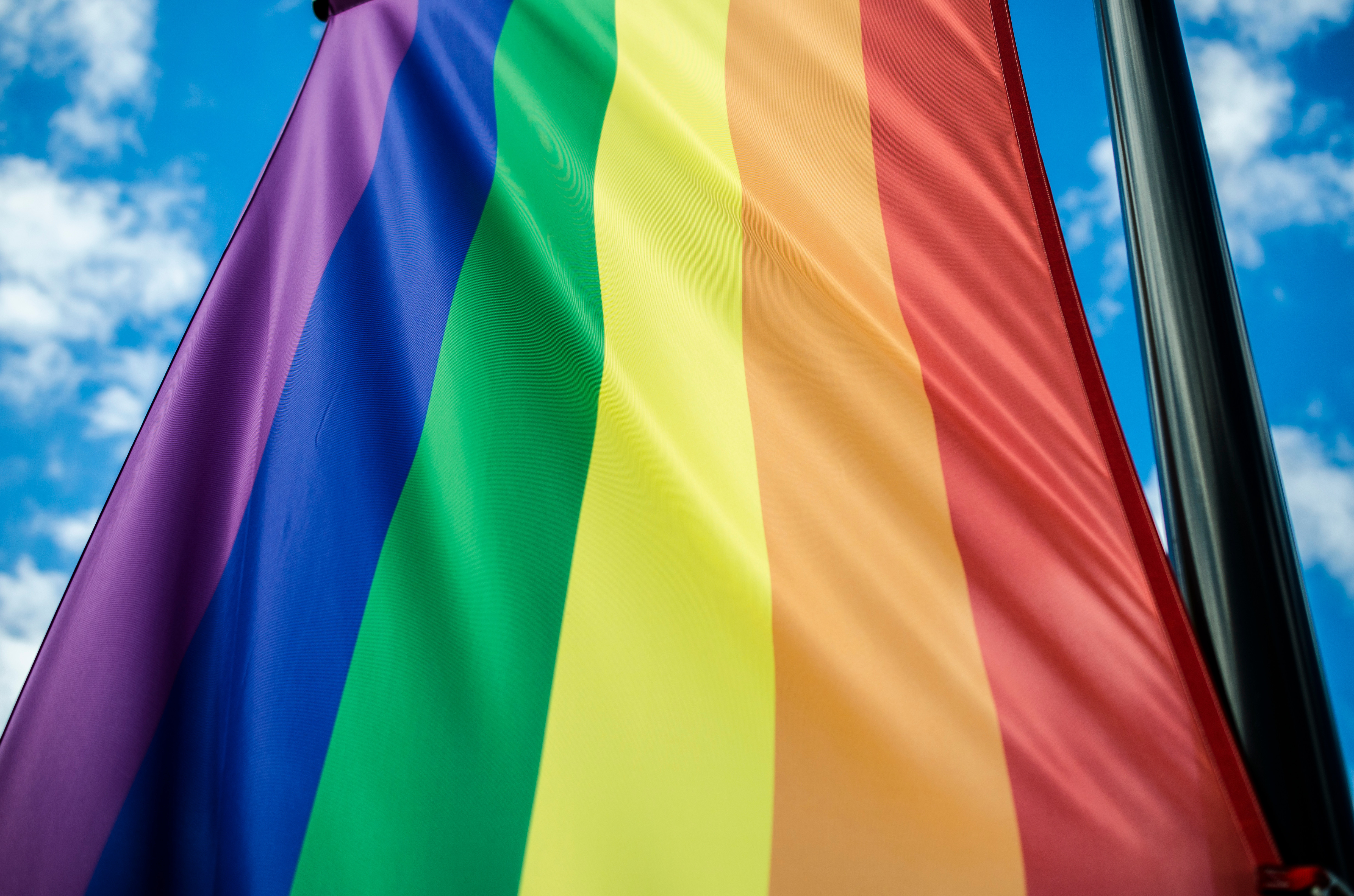 UE critică decizia Serbiei de a interzice marșul EuroPride. Organizatorul anunță că nu renunță la eveniment