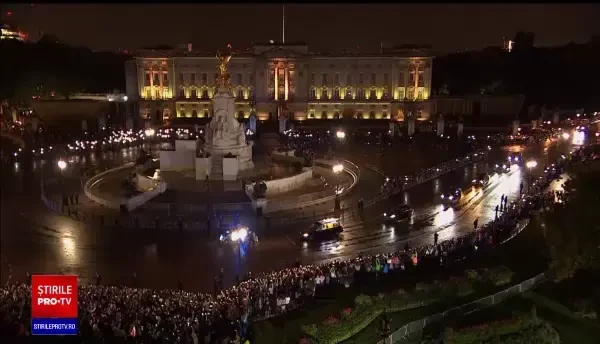 Sicriul reginei Elisabeta a II-a, adus la Buckingham. Națiunea își ia bun de la suverană
