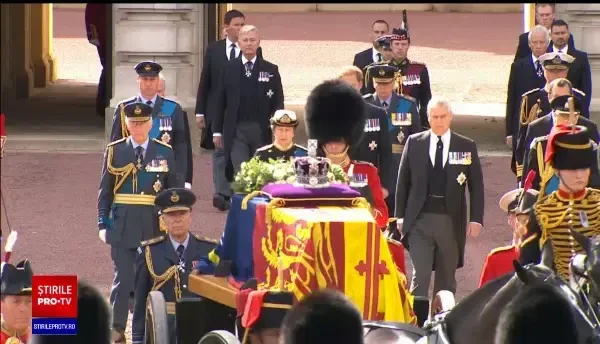 Emoție apăsătoare în Londra. Pelerinii s-au așezat de luni noapte la coadă pentru a-și lua rămas bun de la Regină