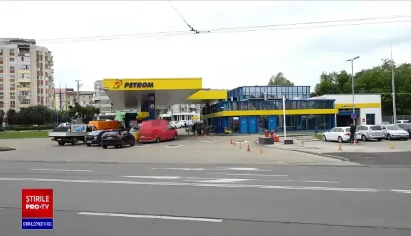 Pățania șoferilor care și-au distrus mașinile, când o benzinărie a dat la pompă motorină în loc de benzină