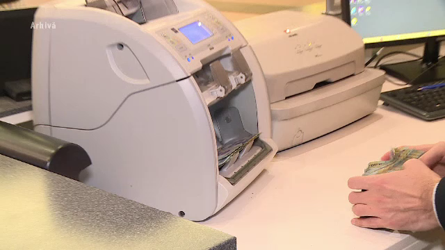 O femeie din Alba, reținută de polițiști după ce a furat banii unor persoane asistate social