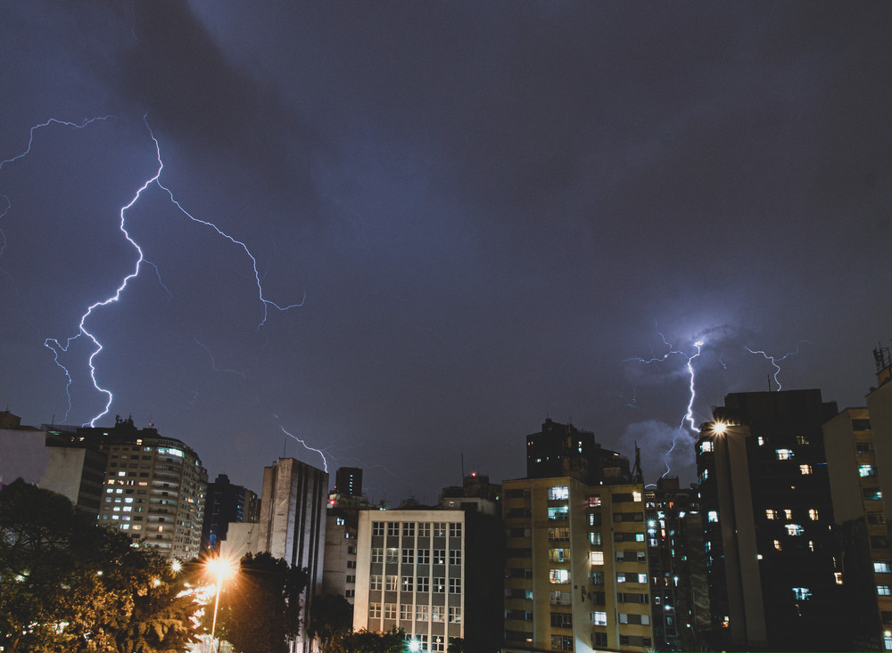 Cod galben și cod portocaliu de ploi torențiale și grindină, emise pentru aproape toată țara