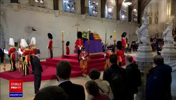 Mii de britanici în doliu îi aduc ultimele omagii reginei Elisabeta a II-a