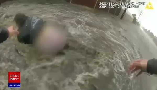 Imagini cutremurătoare filmate de camera unui polițist. Cum a reușit să salveze o mamă cu doi copii dintr-o viitură