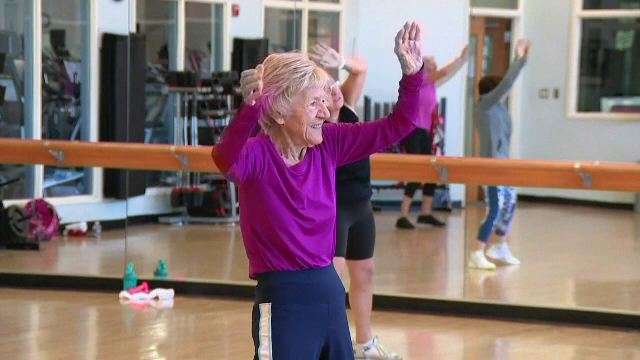 O bunicuță de 96 de ani și-a sărbătorit ziua de naștere într-o sală de sport. Cum reușește să se mențină în formă