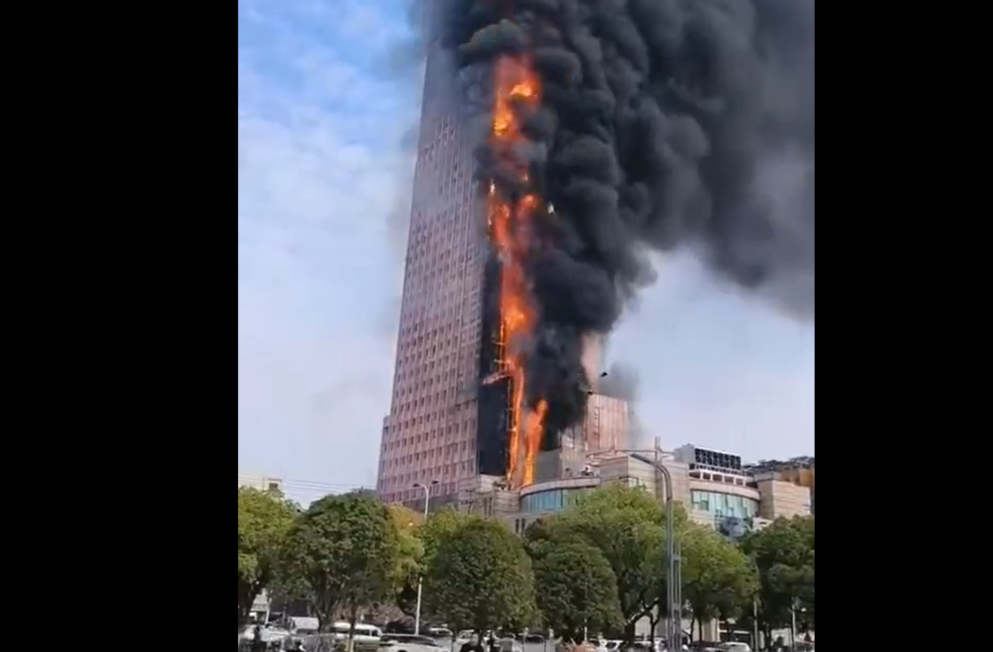 Incendiu violent într-un zgârie-nori la Changsha, în centrul Chinei