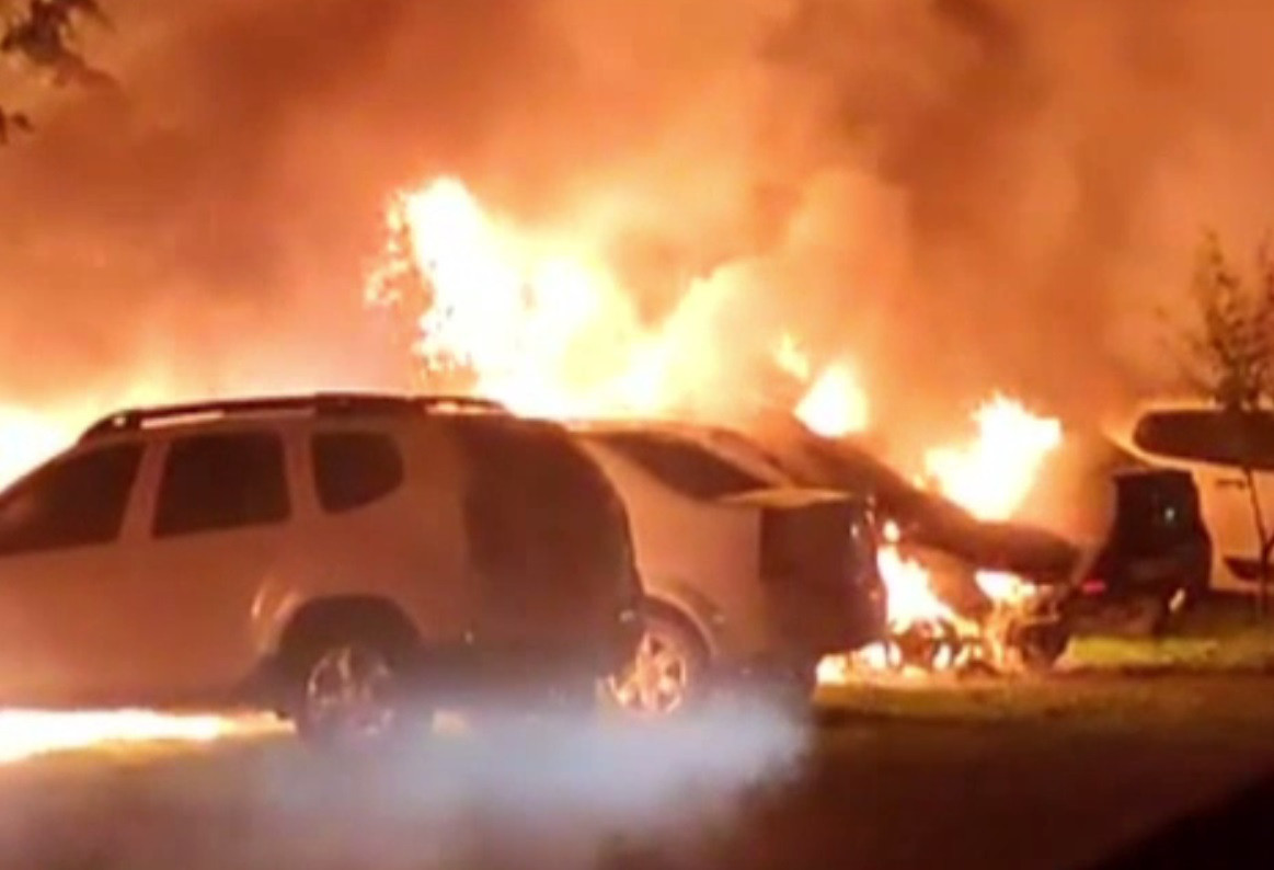 Incendiu violent în curtea Direcției pentru Protecția Copilului Bacău. Opt autoturisme parcate s-au făcut scrum