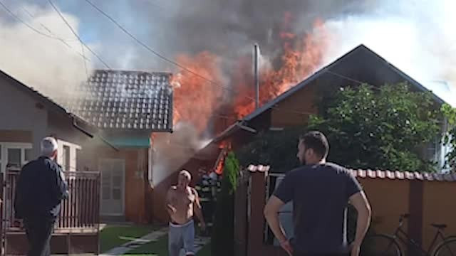 Un tânăr din Prahova dormea în timp ce casa i-a luat foc. A fost salvat de țipetele vecinilor