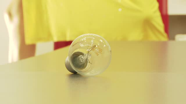 Cine are becuri vechi ar putea primi vouchere ca să le poată schimba cu unele economice