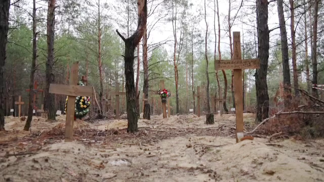 Cadavre cu mâinile legate și cu frânghie în jurul gâtului, descoperite lângă Izium, eliberat de sub ocupația rusească