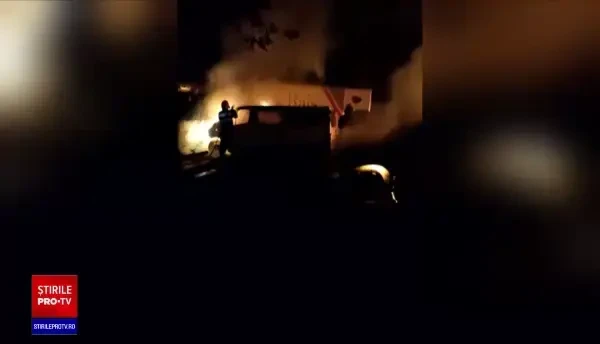 Incendiu violent în curtea Direcției pentru Protecția Copilului Bacău. Opt autoturisme parcate s-au făcut scrum