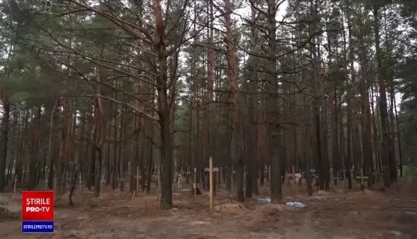 Sute de soldați ucraineni și foarte mulți civili, găsiți îngropați într-o pădure în Izium