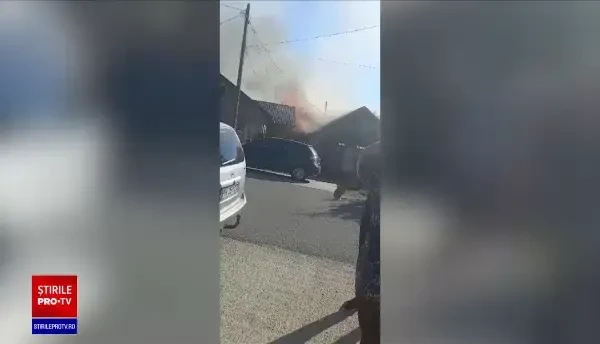 Un tânăr din Prahova dormea în timp ce casa i-a luat foc. A fost salvat de țipetele vecinilor