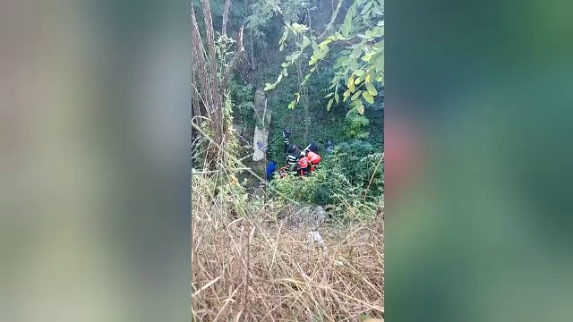 Doi soți s-au prăbușit cu ATV-ul într-o râpă adâncă de 10 metri. Femeia a fost rănită grav