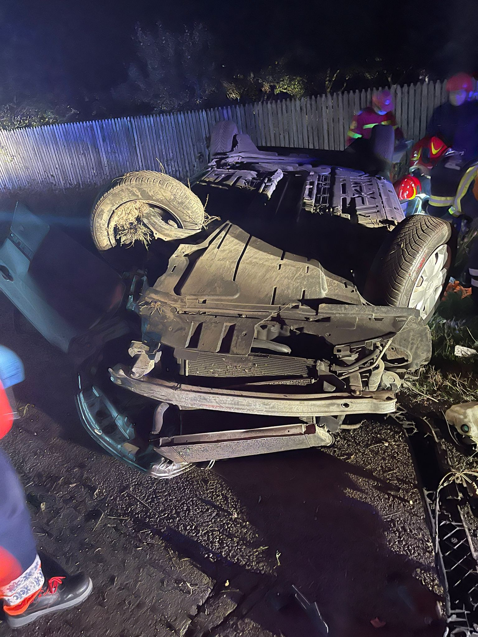 Un tânăr de 26 de ani a murit, după ce s-a izbit cu mașina de un copac. VIDEO