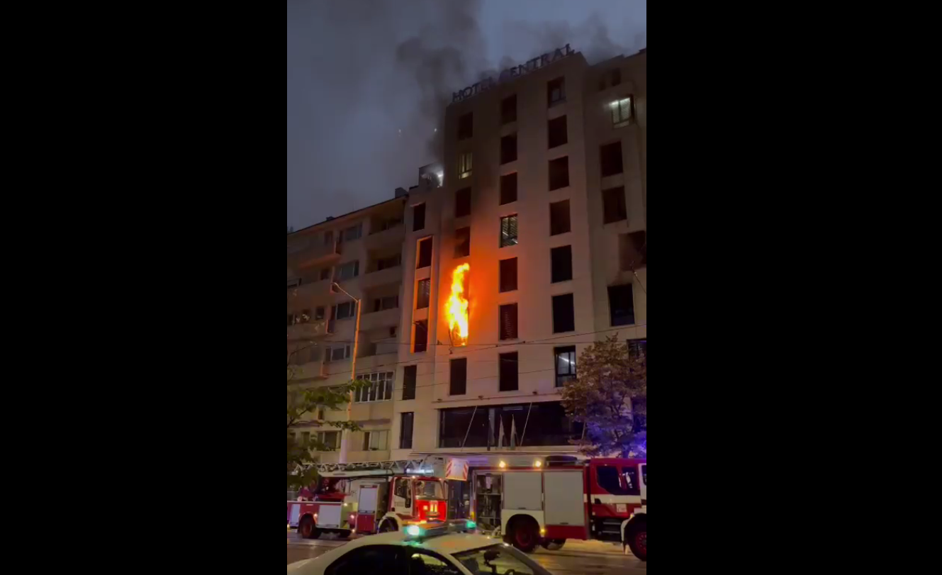 VIDEO: Incendiu la un hotel în Bulgaria. Un mort și 10 răniți. Un român a filmat flăcările